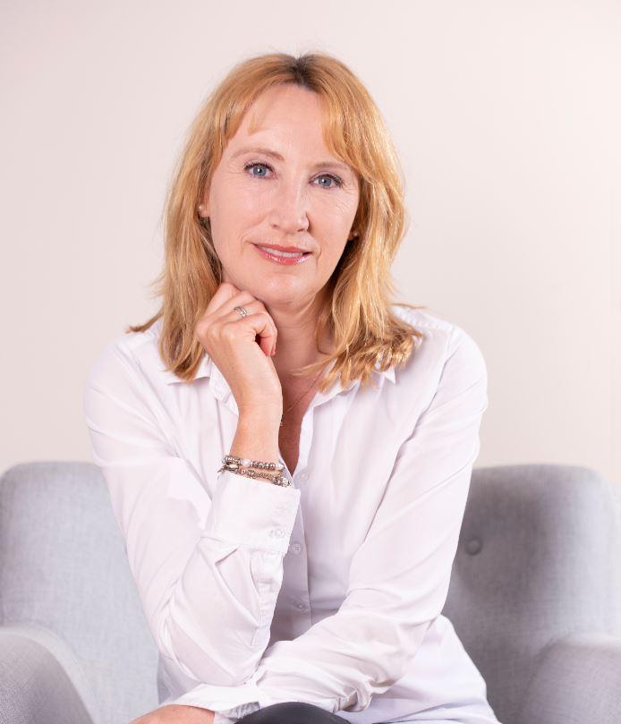 Simone van der Vlugt op een grijze stoel